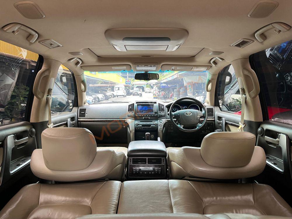 Mobil Toyota Land Cruiser 2010