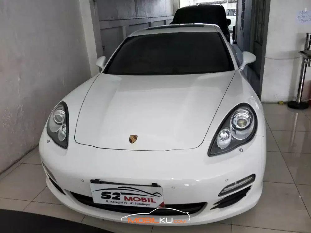 Mobil Porsche Panamera 2012