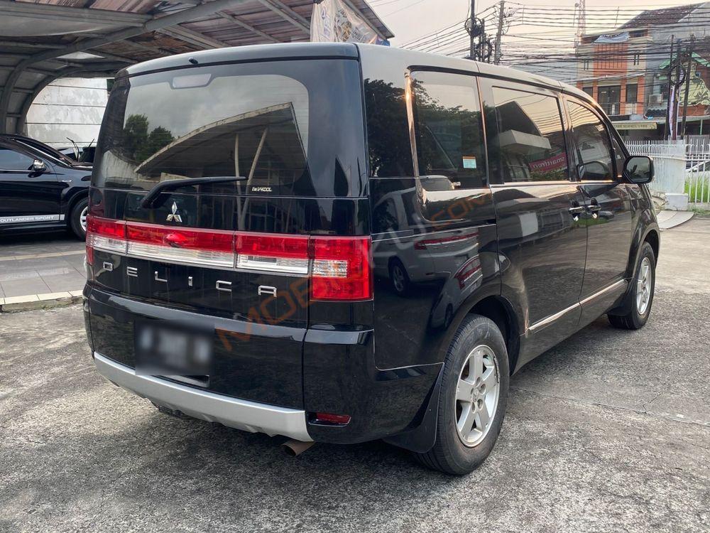 Mobil Mitsubishi Delica 2015