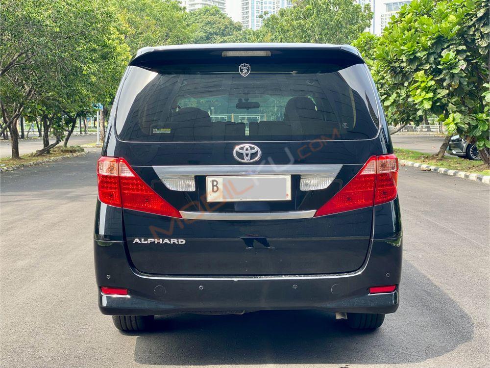 Mobil Toyota Alphard 2010