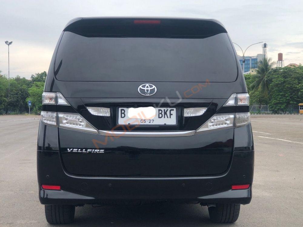 Mobil Toyota Vellfire 2010