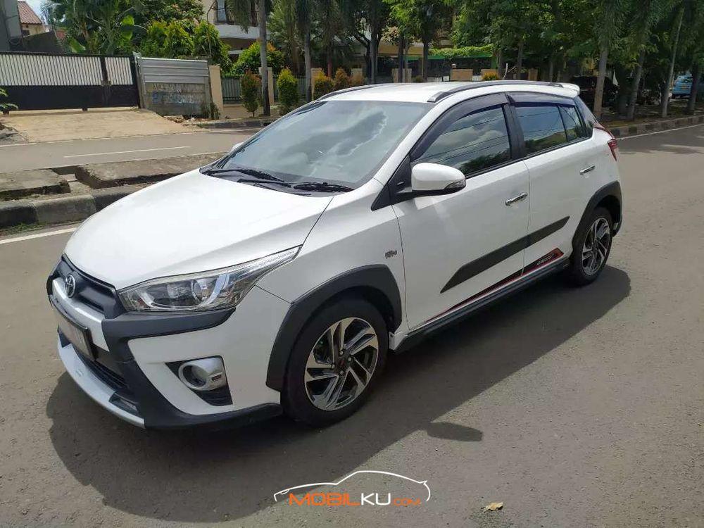 Mobil Toyota Yaris 2016