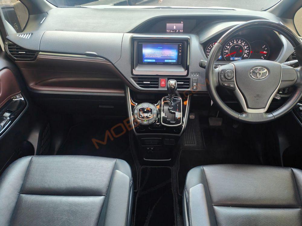 Mobil Toyota Voxy 2018