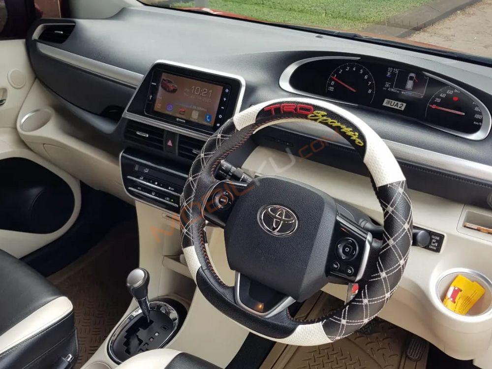 Mobil Toyota Sienta 2016