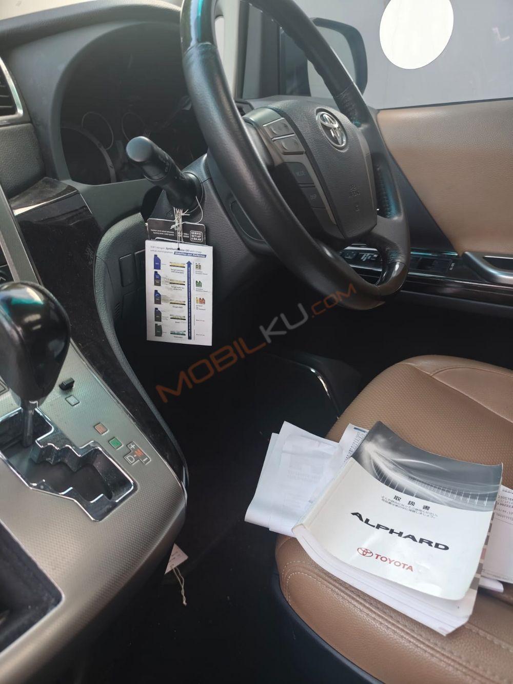 Mobil Toyota Alphard 2012