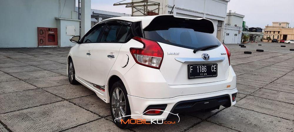 Mobil Toyota Yaris 2015
