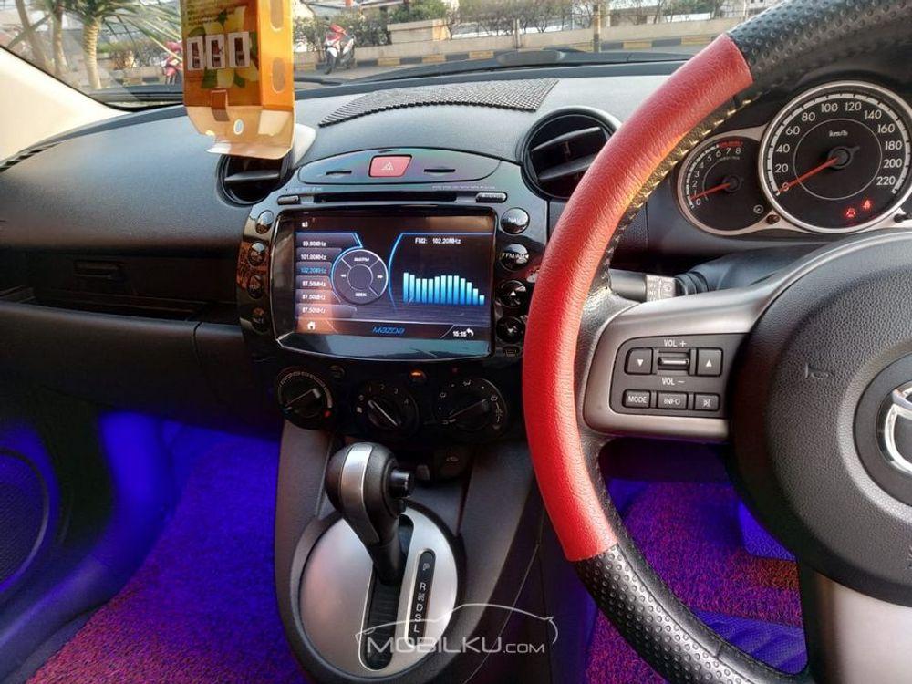 Mobil Mazda 2 Hatchback 2013