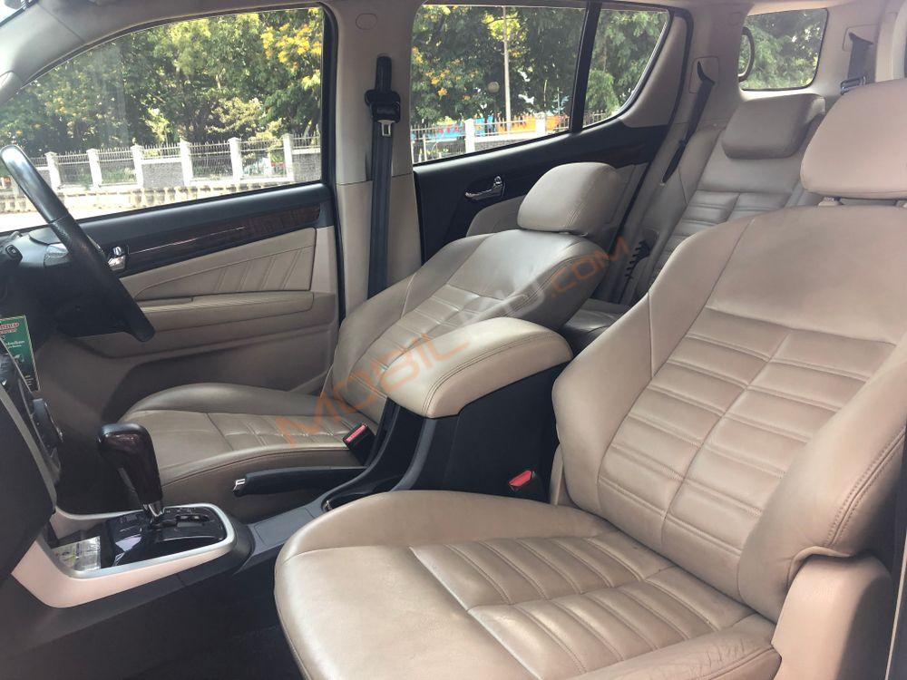 Mobil Isuzu MU-X 2017