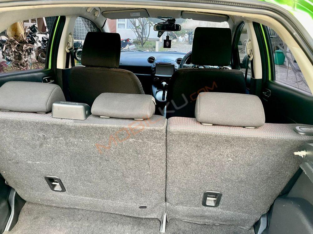 Mobil Mazda 2 Hatchback 2011