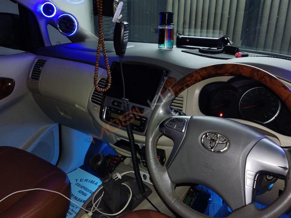 Mobil Toyota Kijang Innova 2012