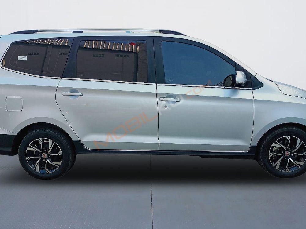 Mobil Wuling Confero 2022