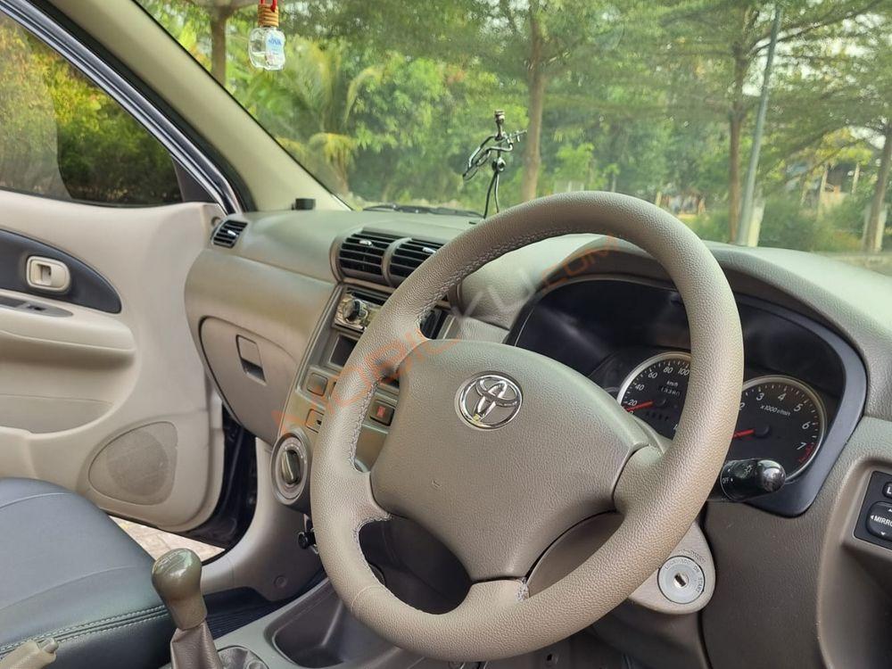 Mobil Toyota Avanza 2011