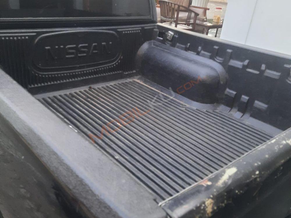 Mobil Nissan Frontier 2005