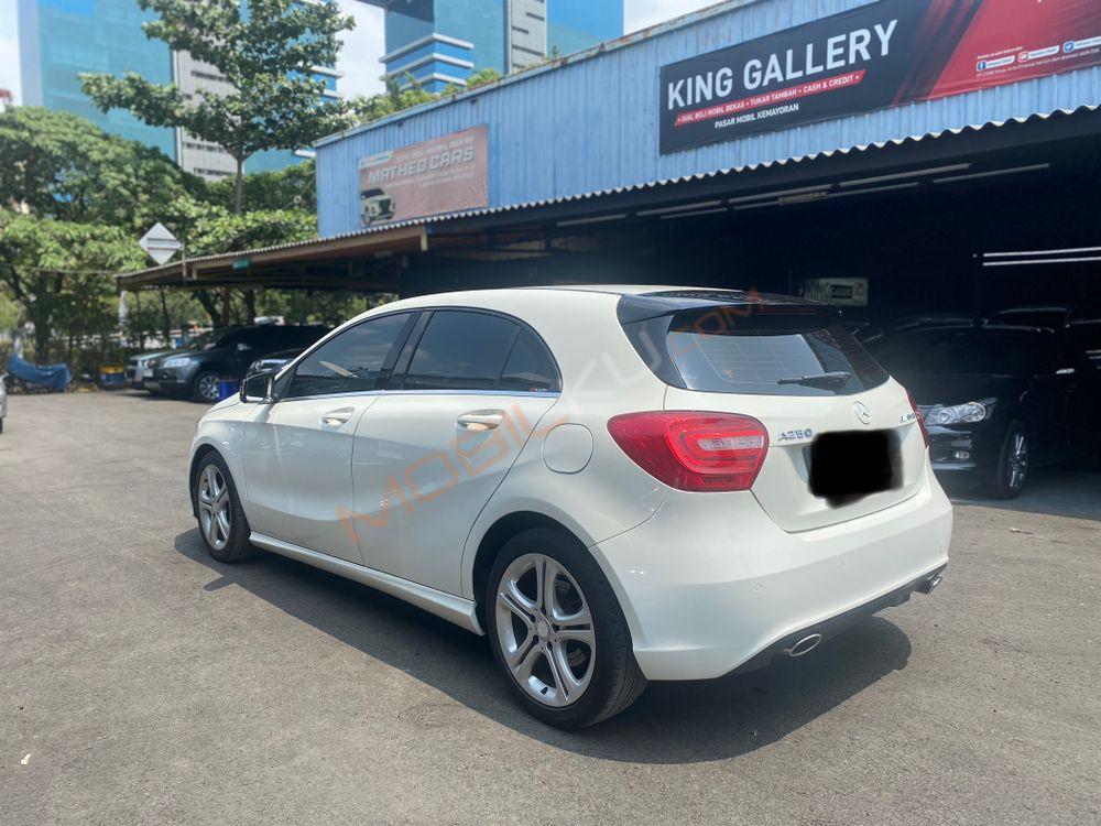 Mobil Mercedes-Benz A-Class 2013