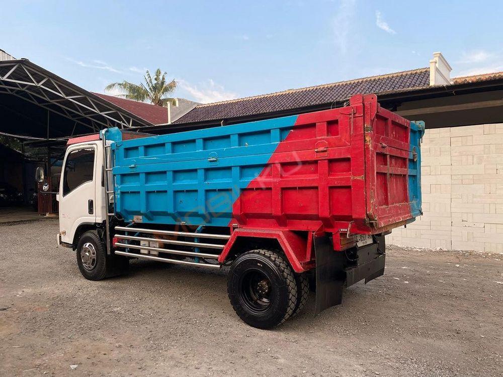 Mobil Isuzu Elf 2017