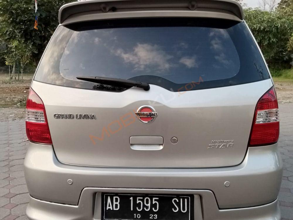 Mobil Nissan Livina 2012