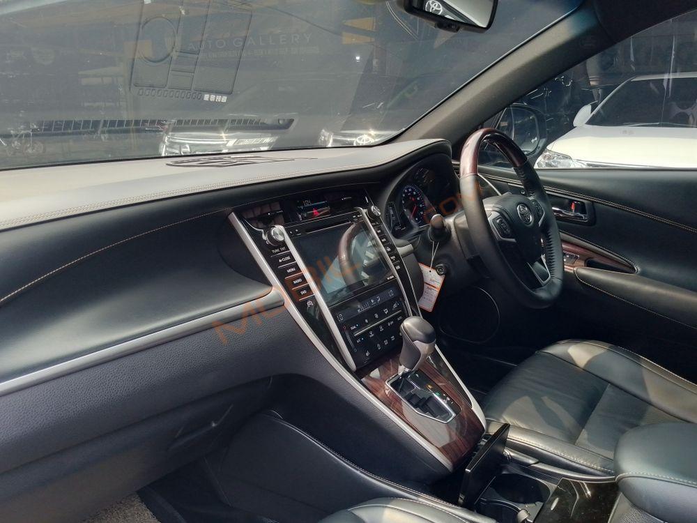 Mobil Toyota Harrier 2015