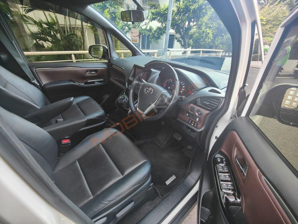 Mobil Toyota Voxy 2018