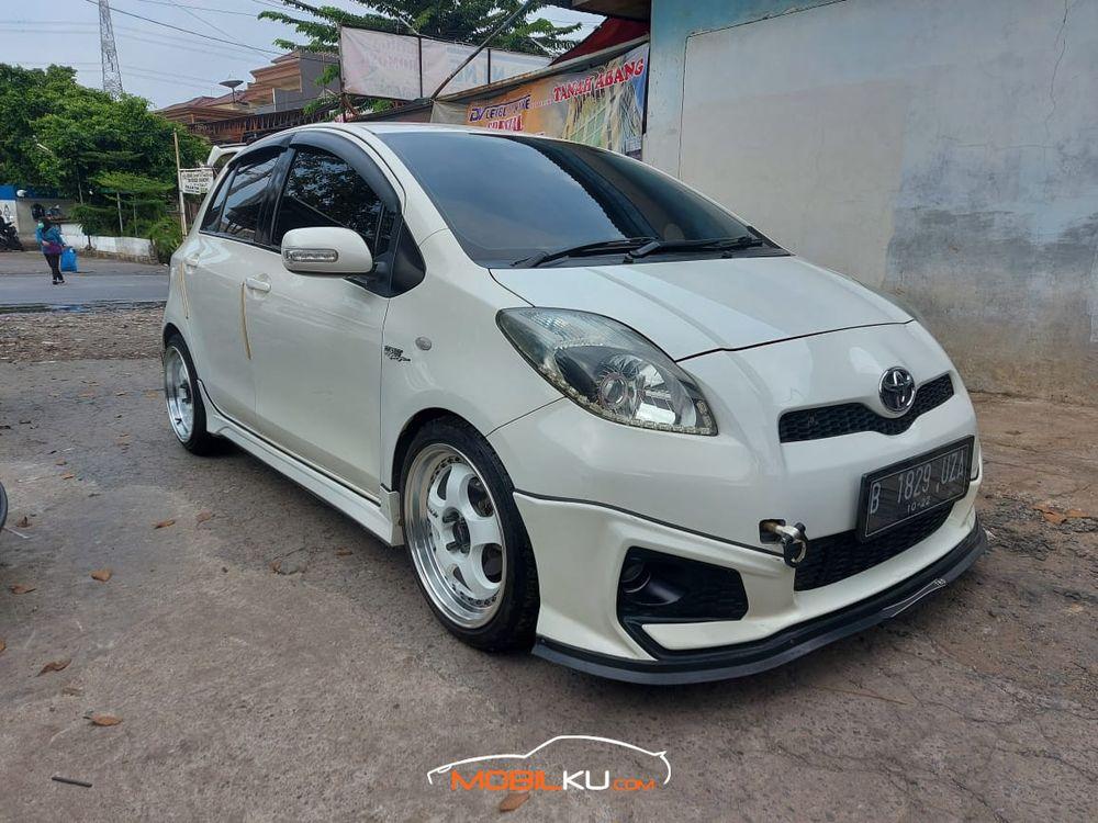 Mobil Toyota Yaris 2012