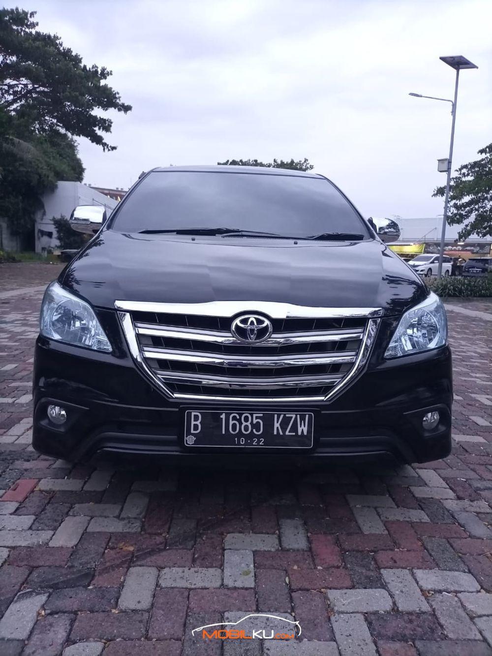 Mobil Toyota Kijang Innova 2014