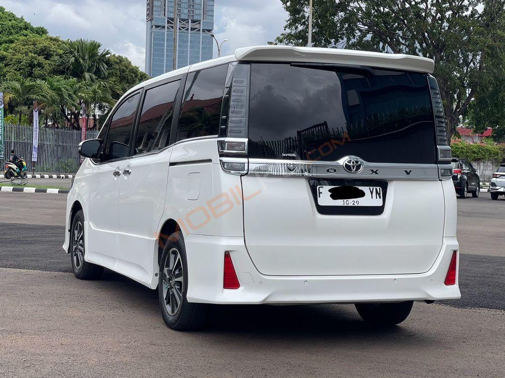 Mobil Toyota Voxy 2019