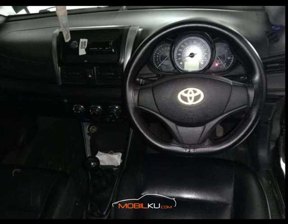 Mobil Toyota Vios 2013