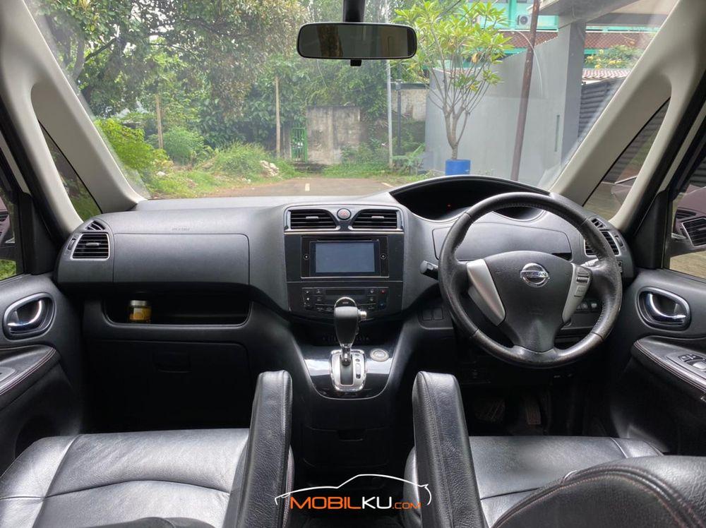 Mobil Nissan Serena 2013