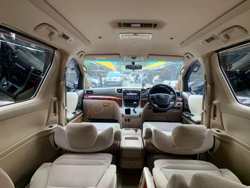 Mobil Toyota Alphard 2009