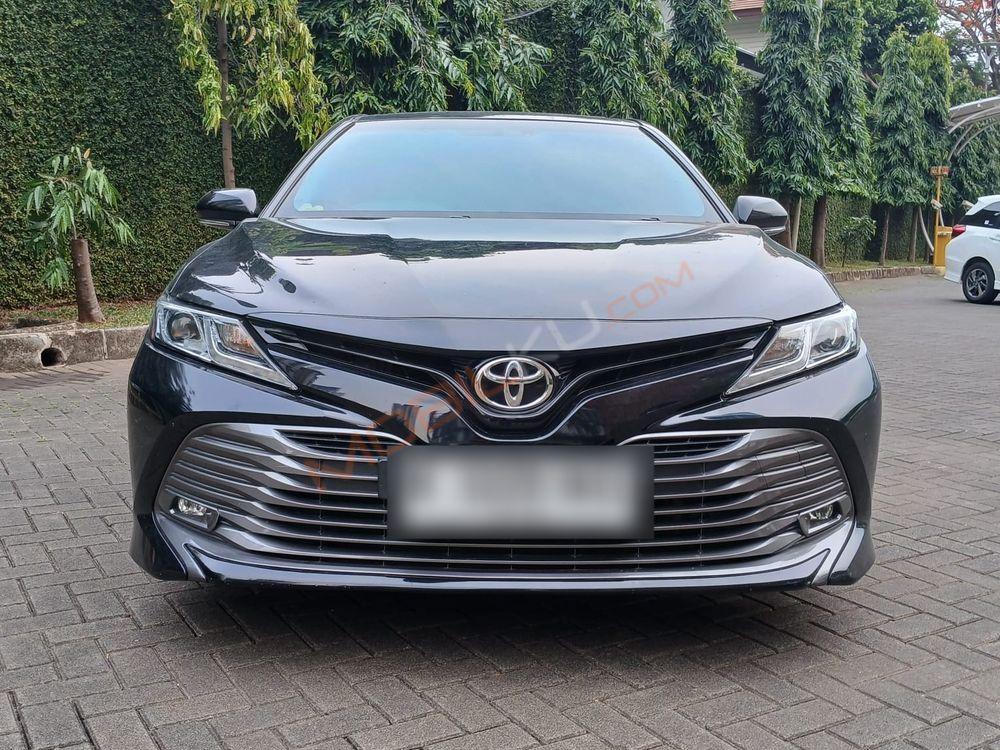 Mobil Toyota Camry 2019