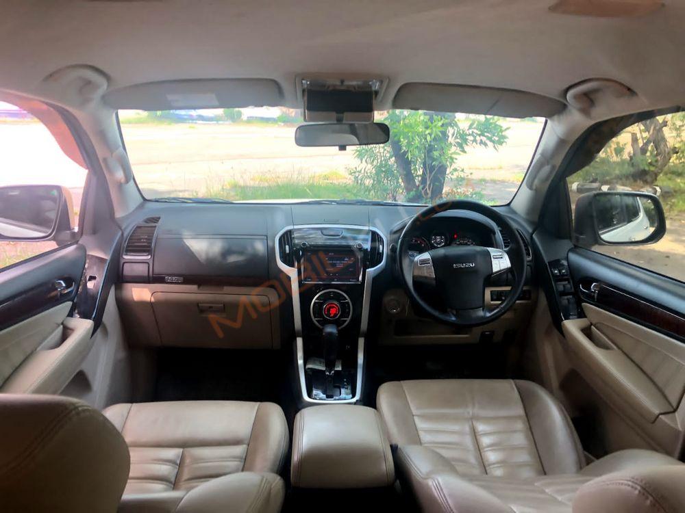 Mobil Isuzu MU-X 2017