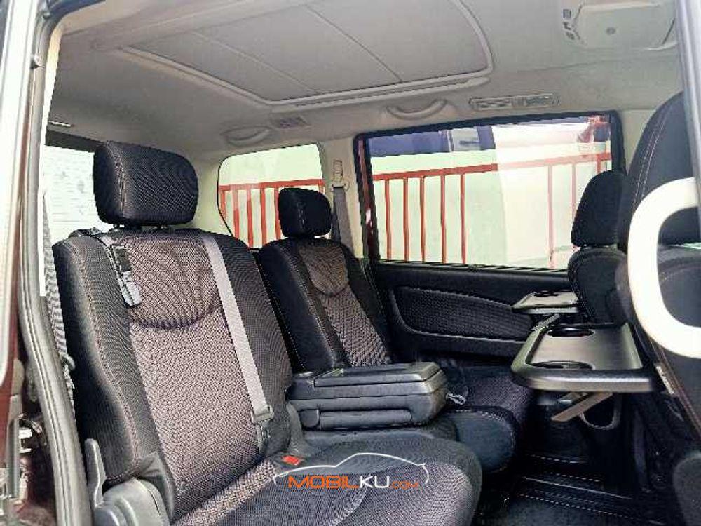 Mobil Nissan Serena 2013