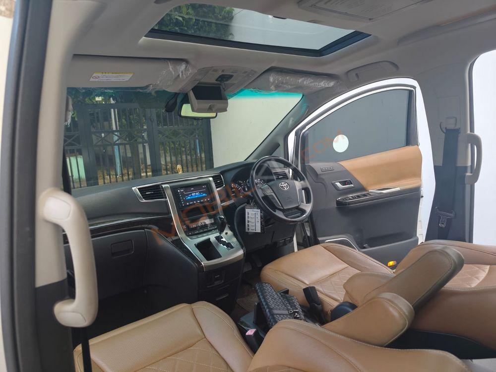 Mobil Toyota Alphard 2012