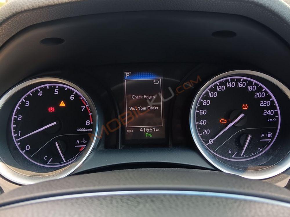 Mobil Toyota Camry 2020