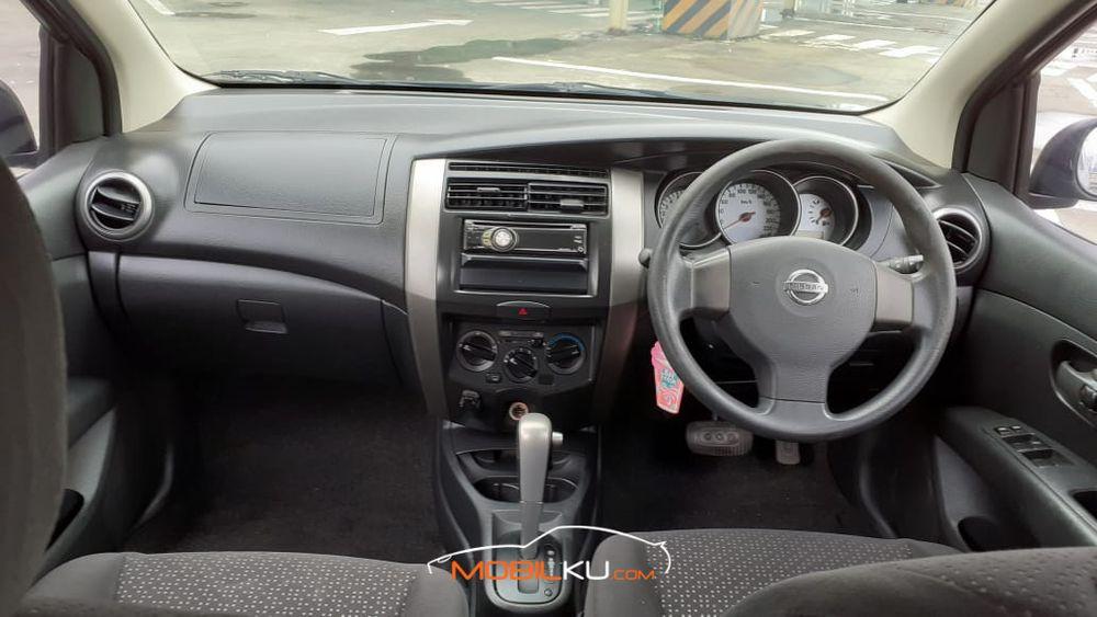 Mobil Nissan Grand Livina 2012
