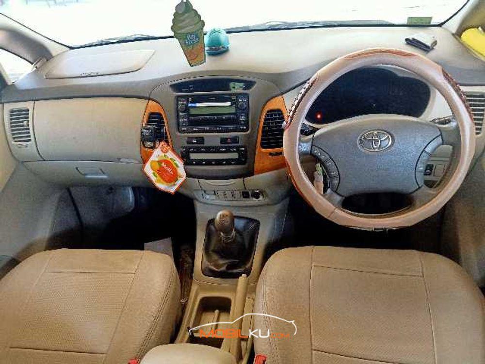 Mobil Toyota Kijang Innova 2011