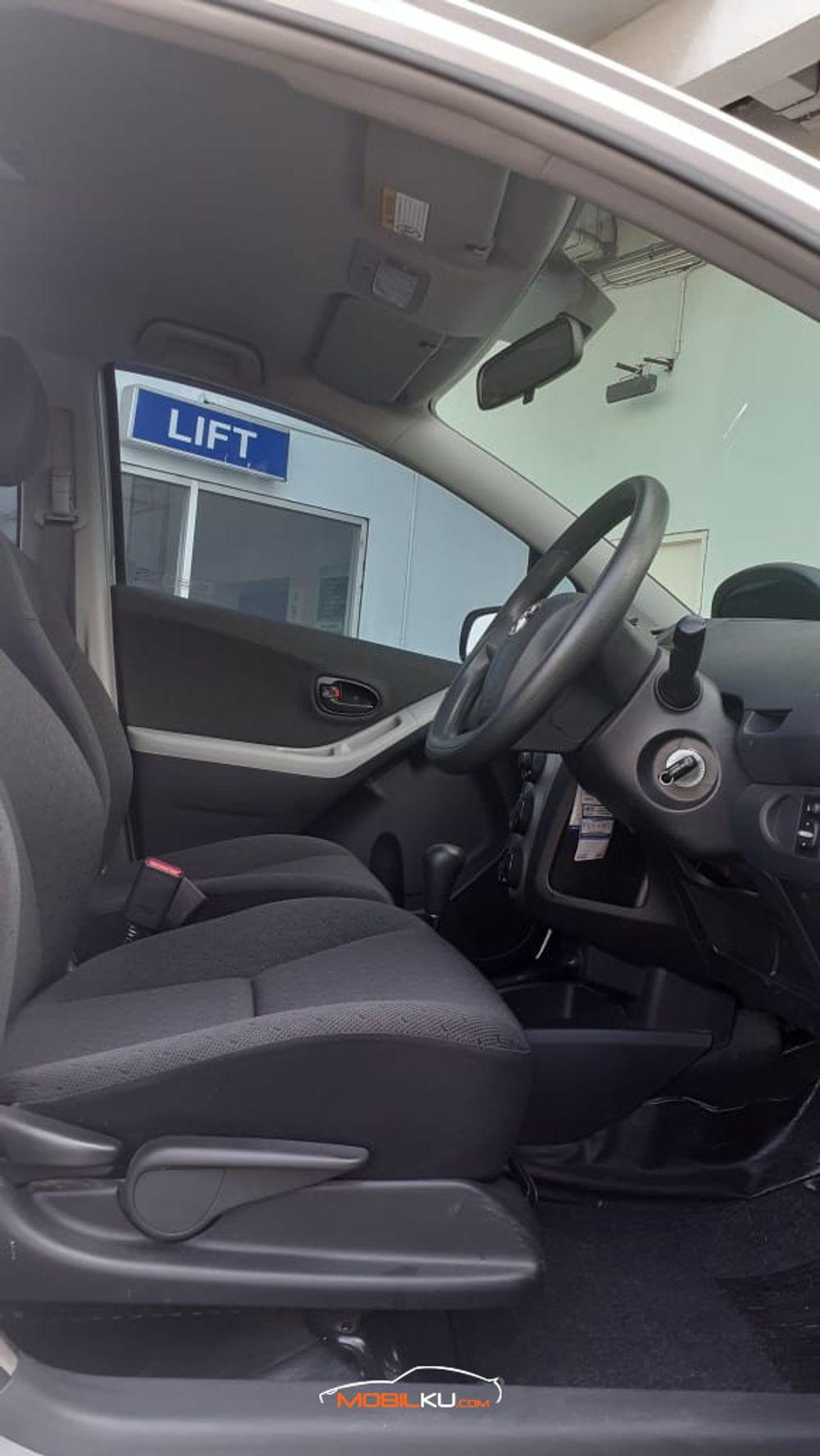 Mobil Toyota Yaris 2013