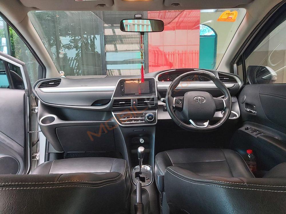 Mobil Toyota Sienta 2017
