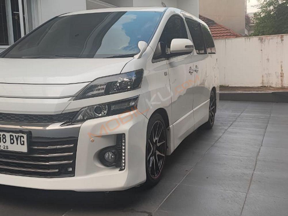 Mobil Toyota Vellfire 2013