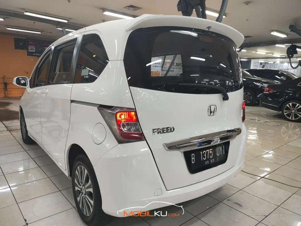 Mobil Honda Freed 2015
