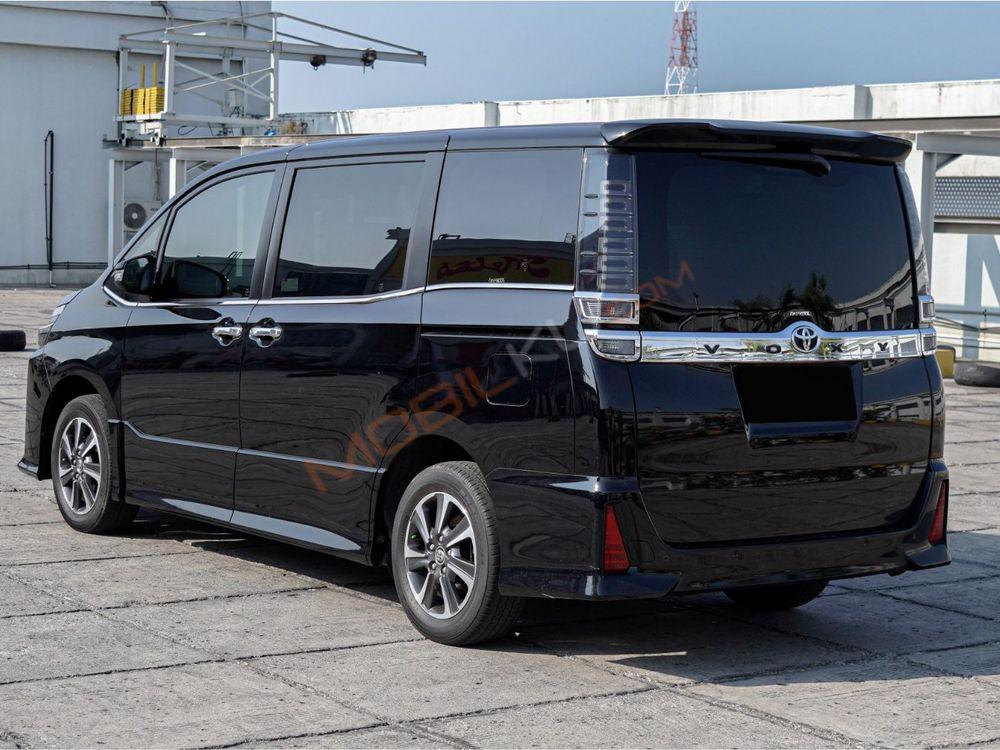 Mobil Toyota Voxy 2018