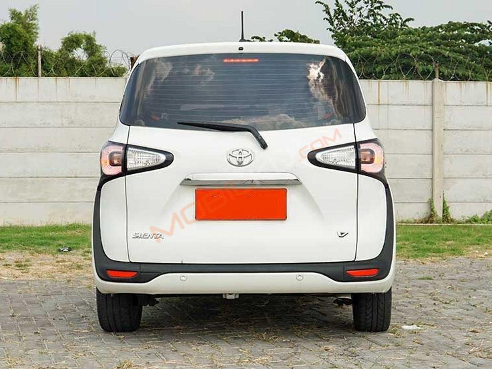Mobil Toyota Sienta 2018