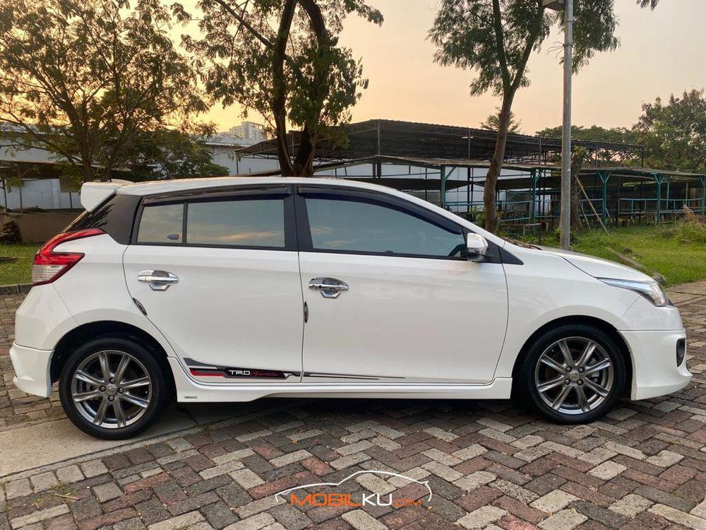 Mobil Toyota Yaris 2015