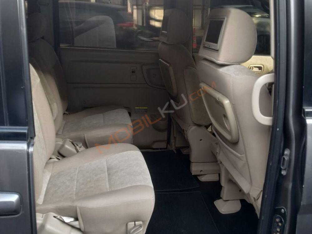 Mobil Nissan Serena 2012