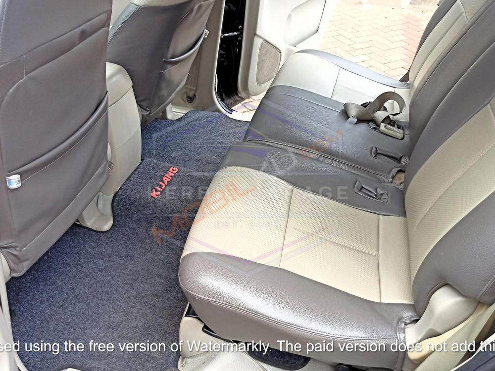 Mobil Toyota Kijang Innova 2011