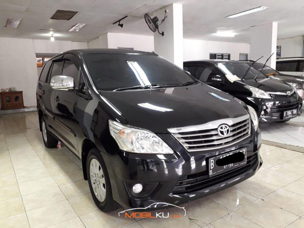 Mobil Toyota Kijang Innova 2012