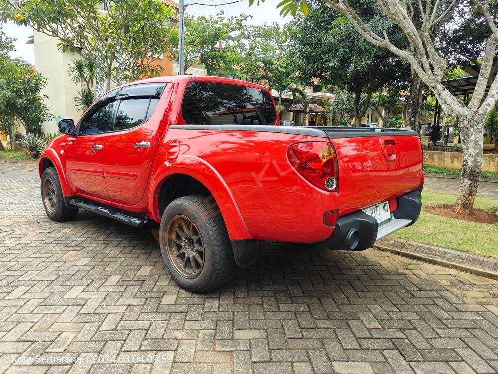 Mobil Mitsubishi Triton 2012