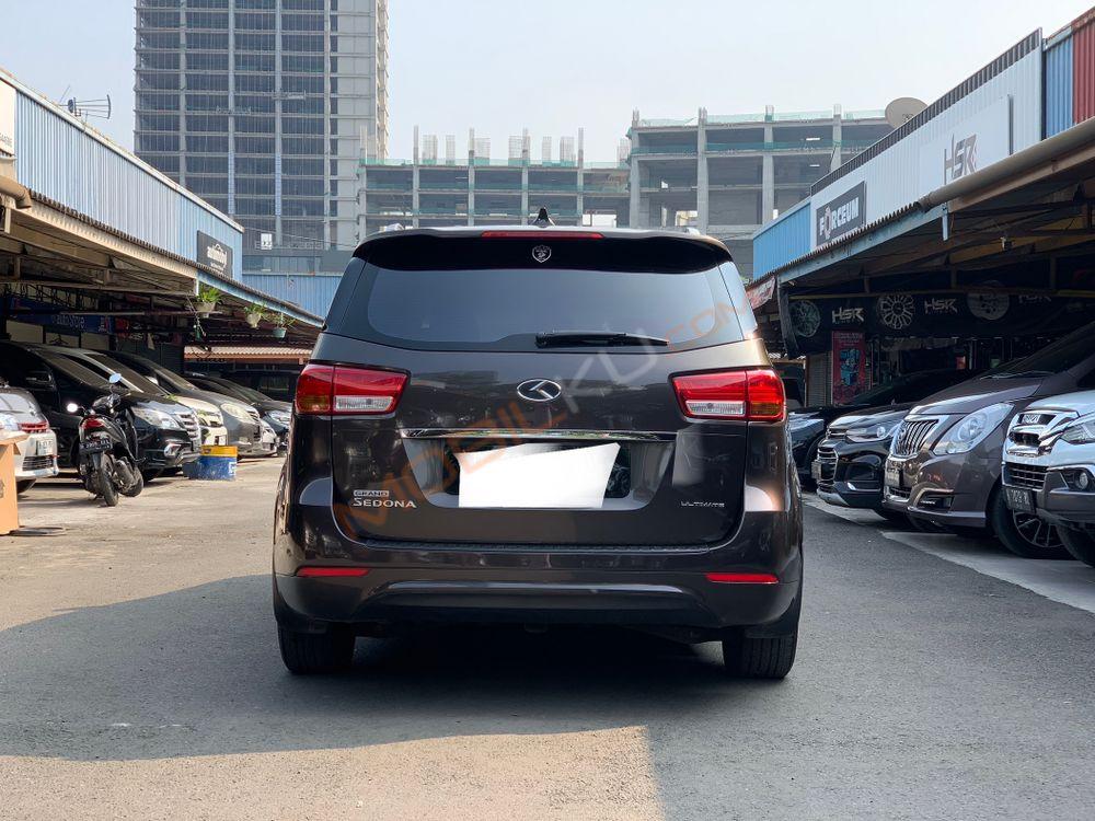 Mobil Kia Sedona 2017