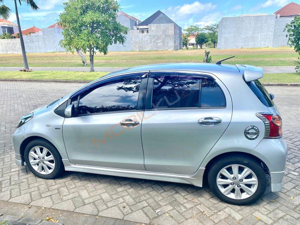 Mobil Toyota Yaris 2012