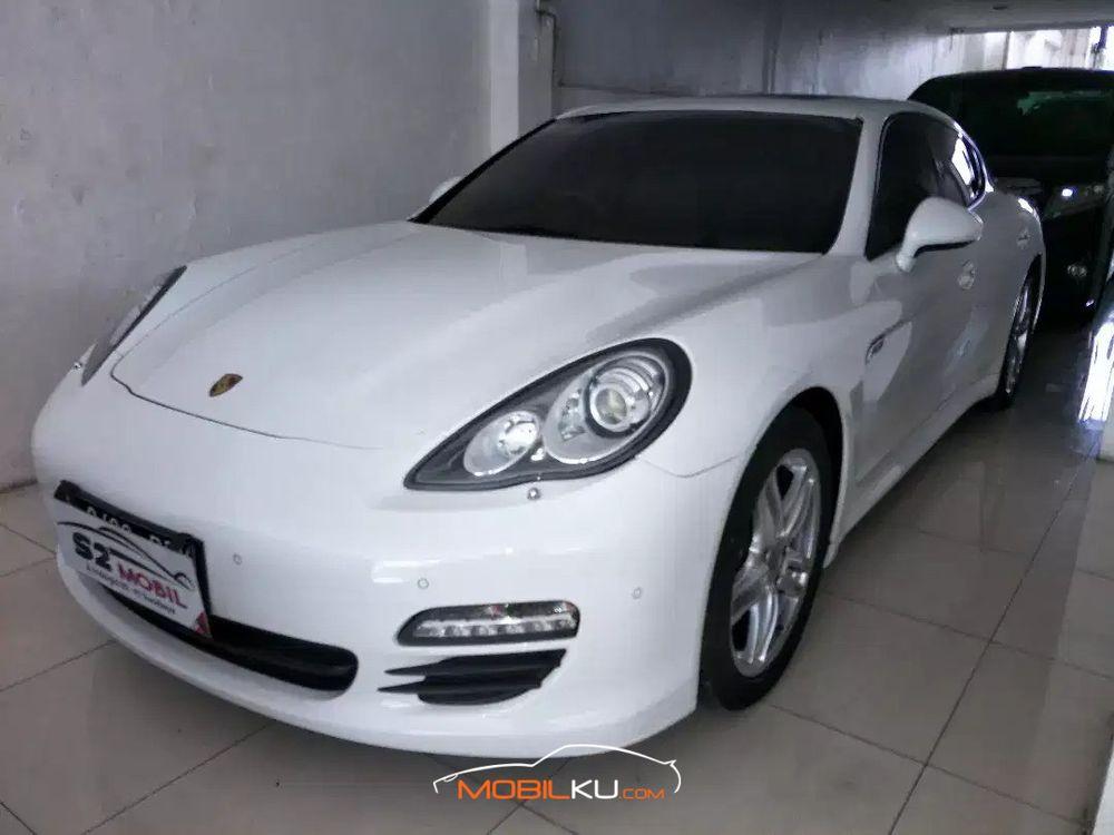 Mobil Porsche Panamera 2012