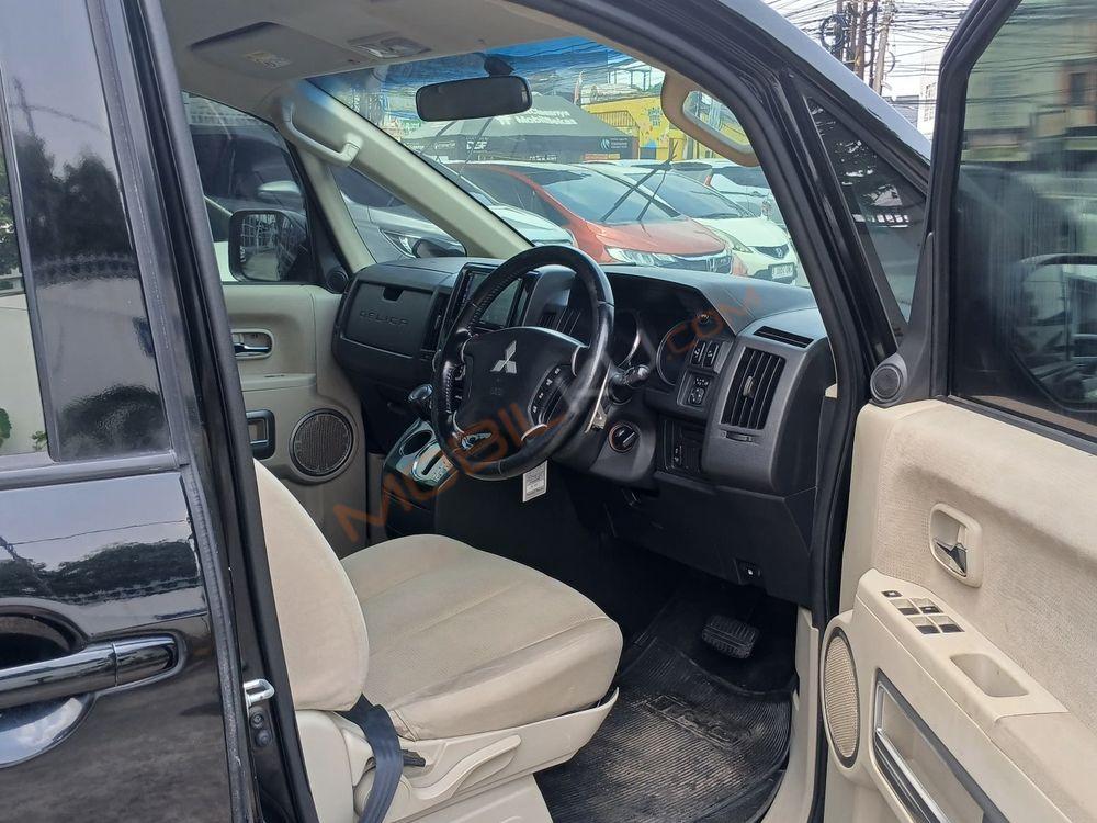 Mobil Mitsubishi Delica 2015